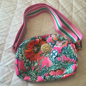 Beautiful lily pulitzer bag Crossbody bag/ fanny pack. Practically brand new.